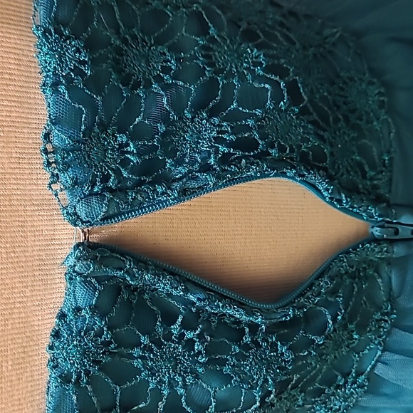 Beautiful  dress / size 3  color green - Picture 7 of 8